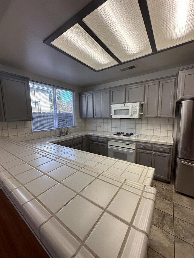 Foto del edificio - 7351 N Bain Ave