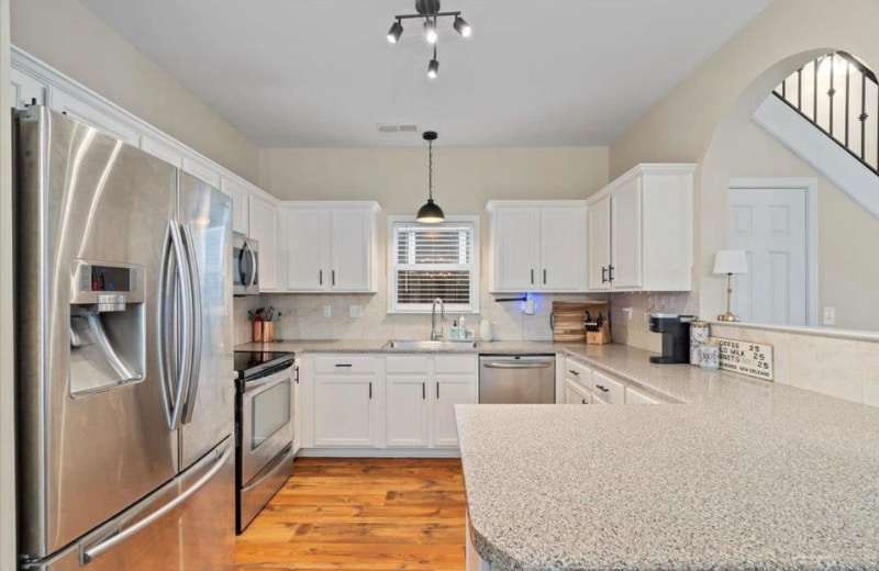 Building Photo - 1362 Island Pl E