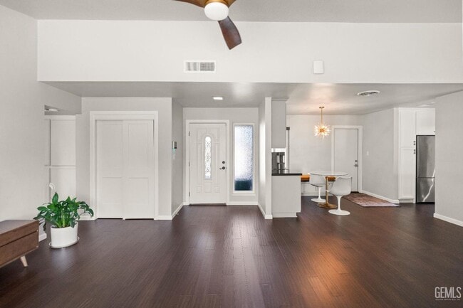Building Photo - 5209 Pla Vada Dr