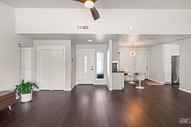 Foto del edificio - Upgraded 3 Bed 2 Bath in NE Bakersfield