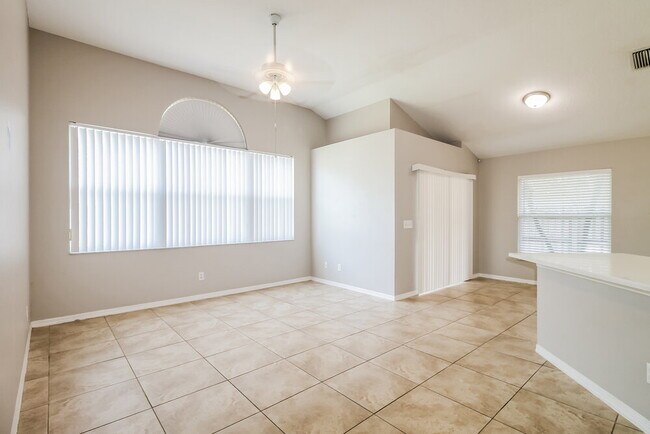 Foto del edificio - 6152 Weatherwood Cir