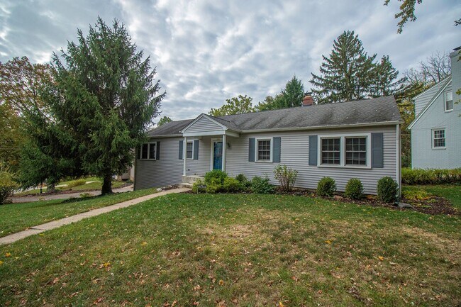 Foto del edificio - AVAILABLE AUGUST 15TH, 2026 - CHARMING 4 B...