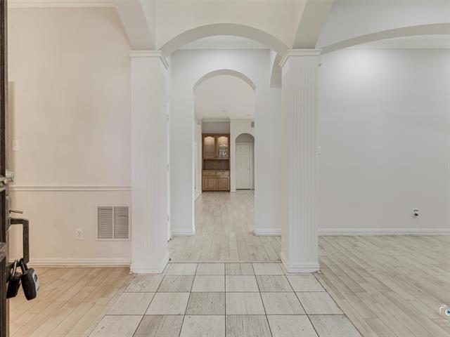 Building Photo - 609 Sunningdale