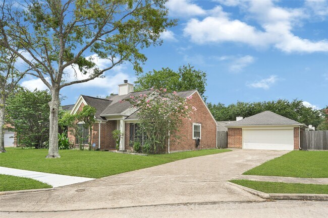 Building Photo - 3906 Greenwood Dr