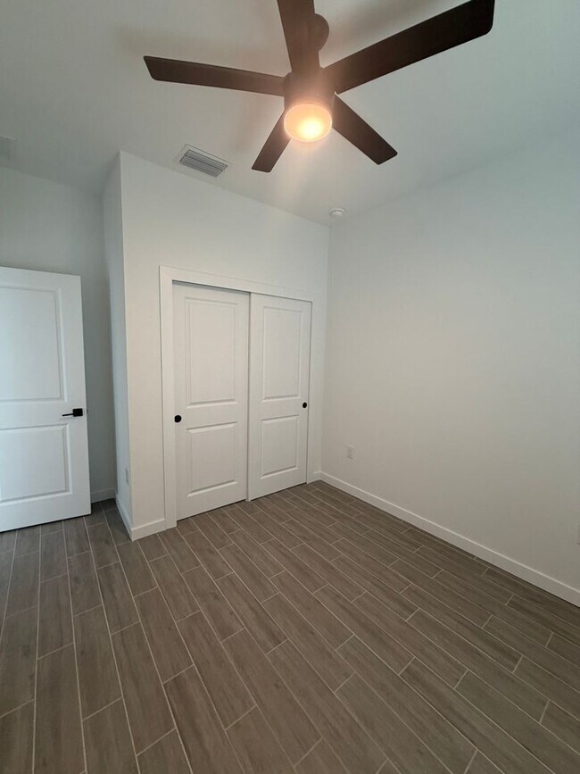 Foto del edificio - 2212 Leda Ave S