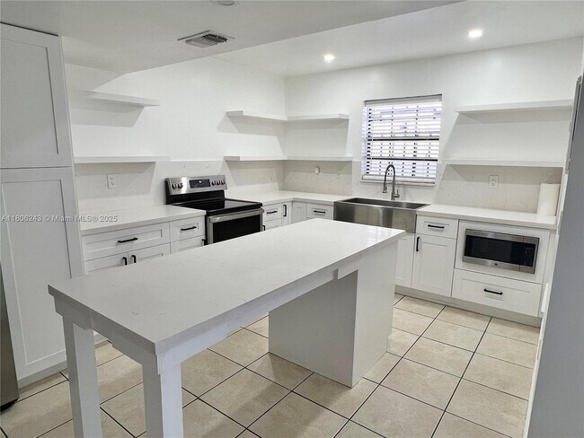 Building Photo - 6241 SW 138th Ct