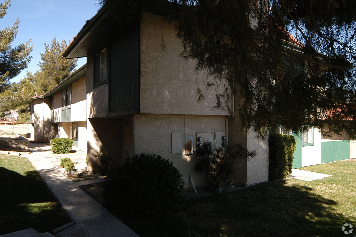 Building Photo - Burning Tree Town Homes