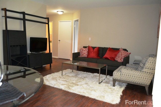 Living Room - Enclave Apartments of Hoffman Estates