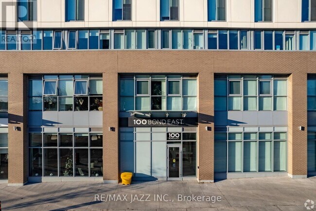 Photo du bâtiment - 100-100 Bond St E