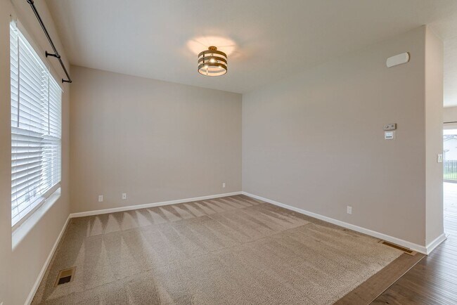 Building Photo - 5 Bedroom Papillion Stunner!!