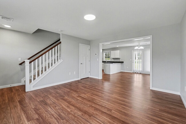 Building Photo - 120 Hart Ln