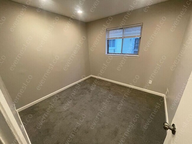 Foto del edificio - 27400 Hales St