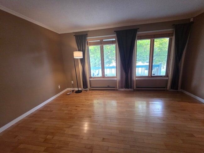 Building Photo - 316 Rue Pierre-Lafontaine