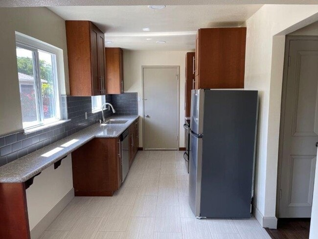 Building Photo - Gorgeous 2 Bedroom in Tahoe Park