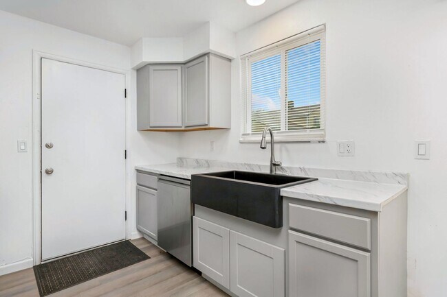 Foto del edificio - Beautifully updated tri-level home ready for move-in
