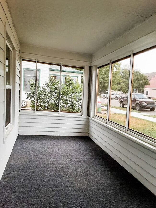 Building Photo - 3 BEDROOM, 2 BATH, SINGLE-FAMILY HOME