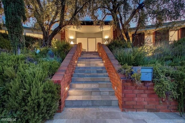 Building Photo - 5 br, 4 bath House - 4938 Calvin Ave