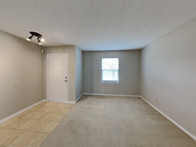 Building Photo - 3 bed 2.5 bath with fenced in backyard!