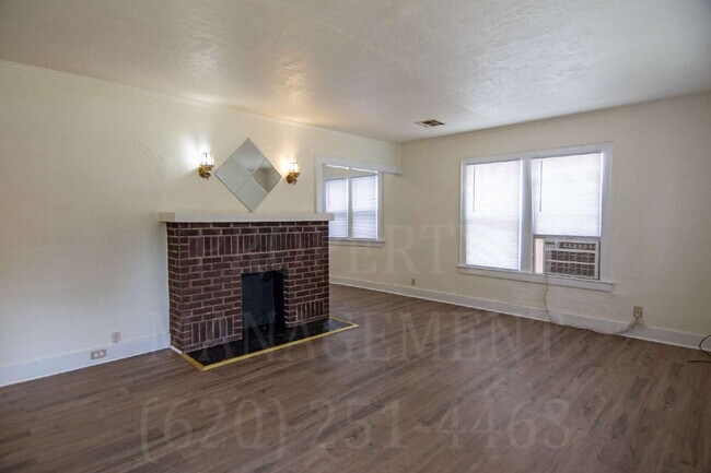 Building Photo - Cozy 2 Bed Home with Fireplace