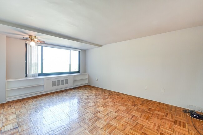 Building Photo - Spacious & Bright Junior 1 Bedroom at Rive...