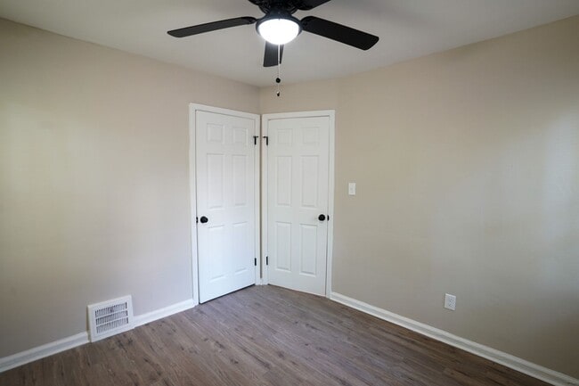 Building Photo - This beautifully updated 3-bedroom, 1-bath...
