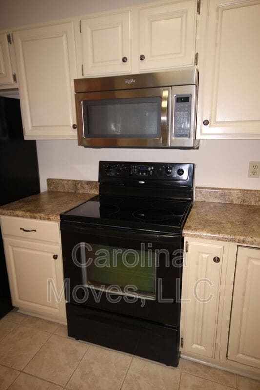 Building Photo - 324 Skylark Cir
