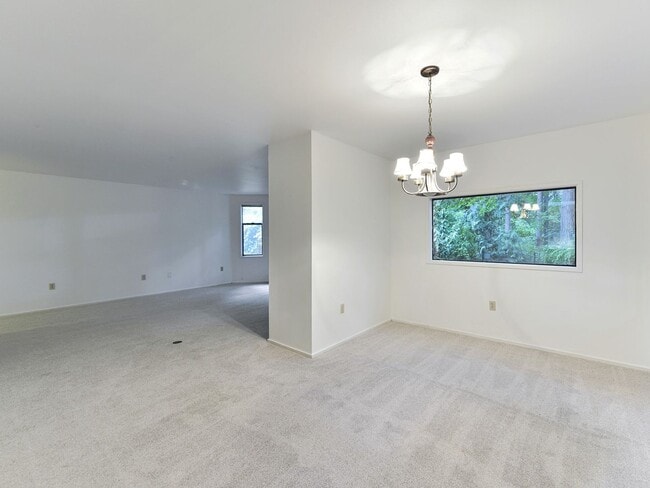 Building Photo - Gorgeous Spacious 2+ Bedroom 2 Bath Condo ...