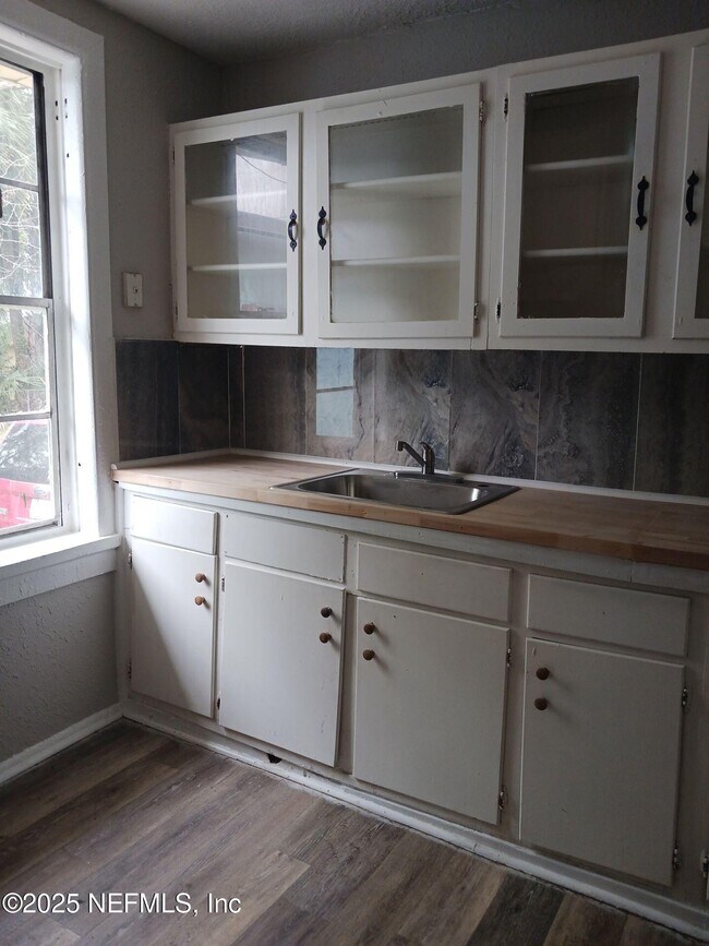 Foto del edificio - 1257 W 25th St