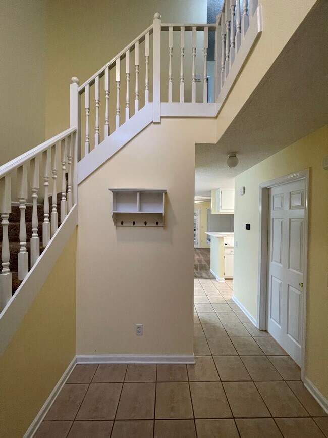 Building Photo - Foxchase Subdivision - End Unit!