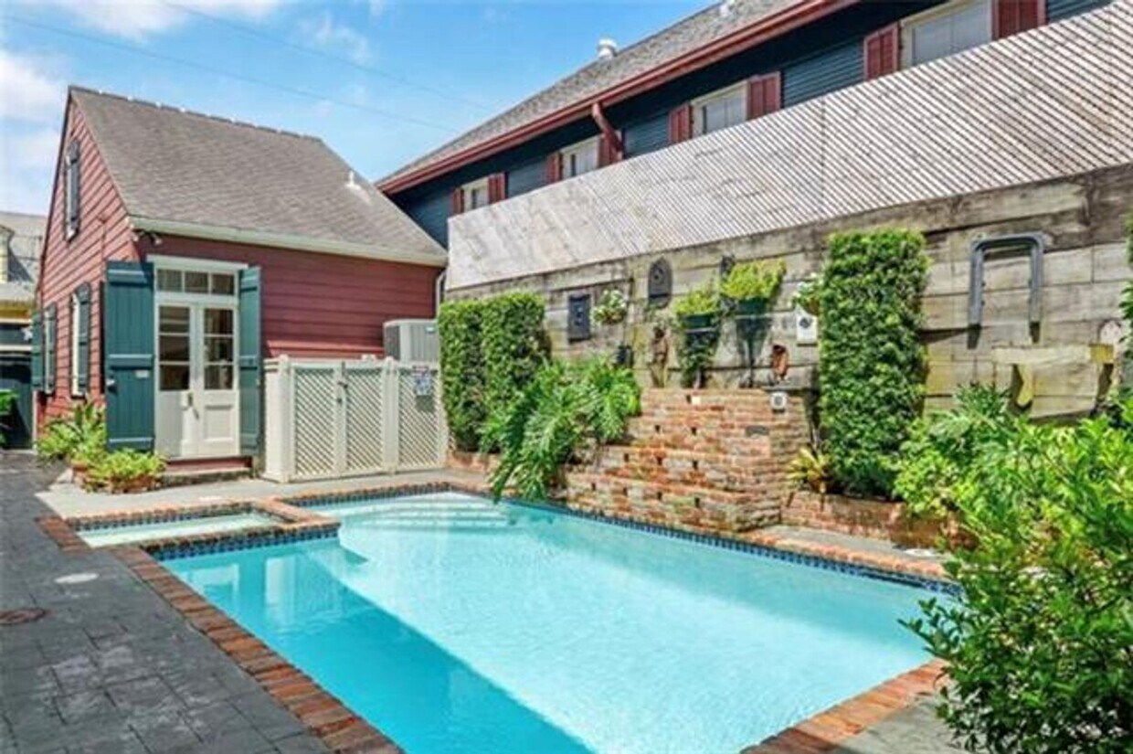 Foto principal - 2456 Royal St