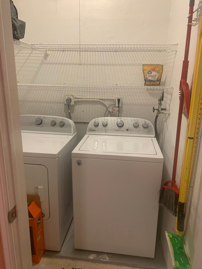 Building Photo - 658 NE 6th Ct