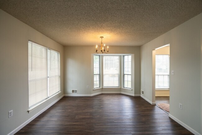 Foto del edificio - 361 Hadleigh Ln