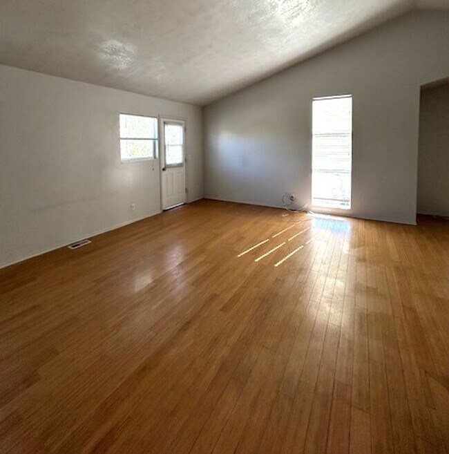 Building Photo - Townhome for Rent in Millcreek!