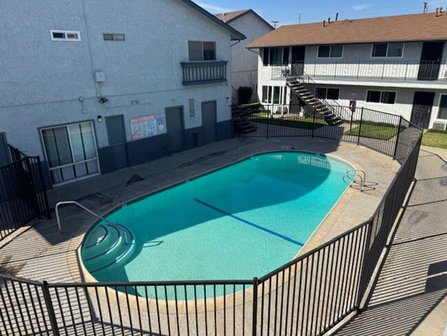 Foto del edificio - Long Beach 2 bed 1.5 Bath Condo - Pool, Laundry, & Parking included!
