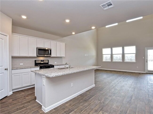 Building Photo - 401 Rainmaker Ln