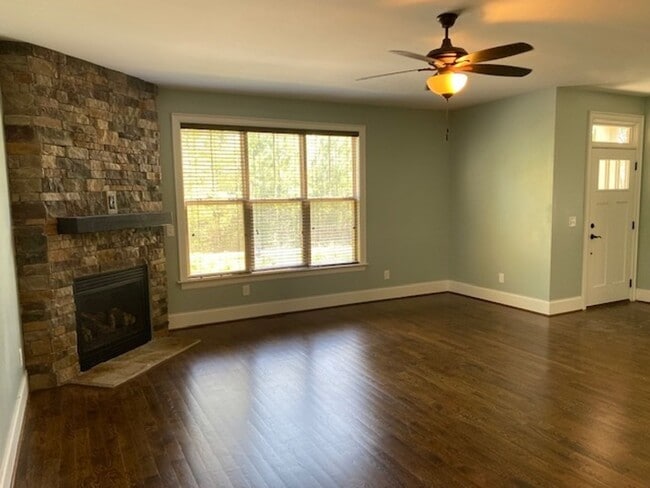 Building Photo - 1352 Legendary Ln