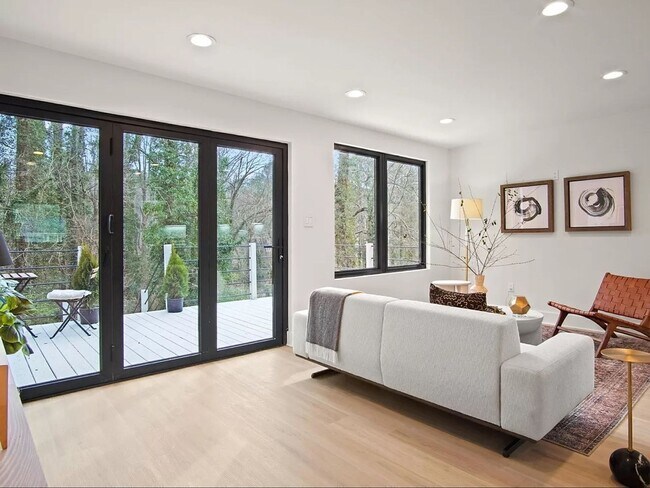 Building Photo - 3 Bedroom Single Family Home in Atlanta