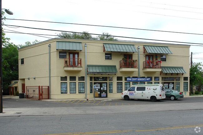 Building Photo - 3010-3012 N Saint Marys St
