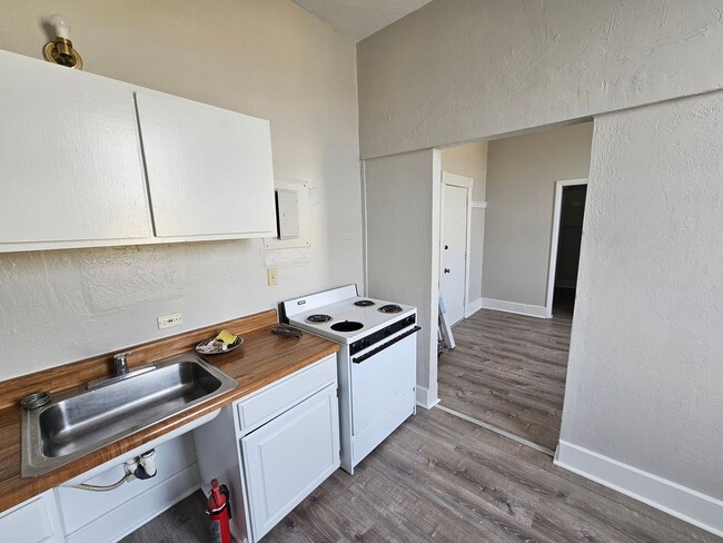 Building Photo - 221 Fir St