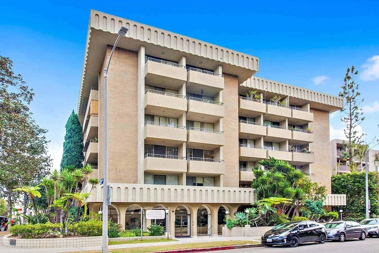 Foto principal - Wonderful Westwood Two Bedroom Condo Immed...