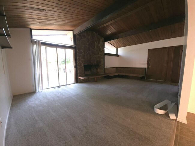 Foto del edificio - 3 Bedroom Apartment on West Side Of The Hill