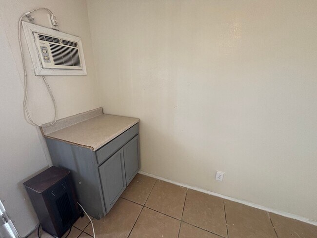 Foto del edificio - Conveniently Located Studio with ALL Utilities INCLUDED