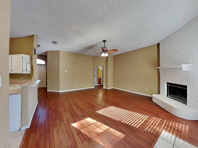 Foto del edificio - MOVE-IN READY NOW! Corner Lot in White Settlement ISD!