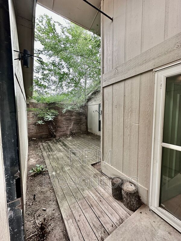 Building Photo - 12416 Fox Run Dr