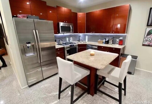 Foto del edificio - 64-29 68th Ave