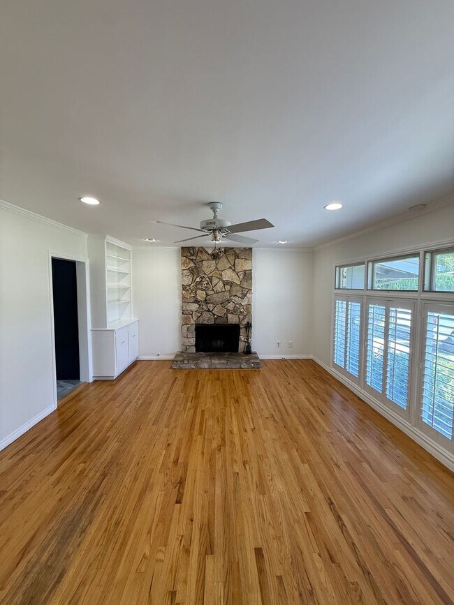 Foto del edificio - Beautiful One Level, 3 Bedroom, 3 Bathroom Tarzana Pool Home for Lease!