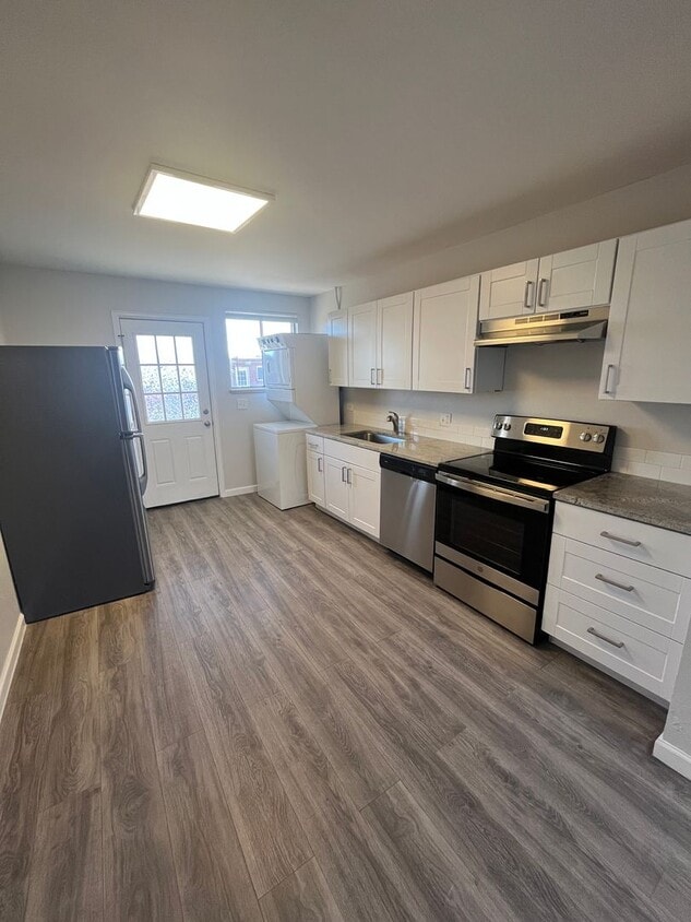 Updated 2-Bedroom Upper Unit – Lakewood - Updated 2-Bedroom Upper Unit – Lakewood