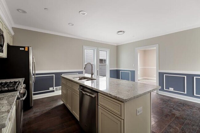 Building Photo - 3 bedroom in Oak Park IL 60302
