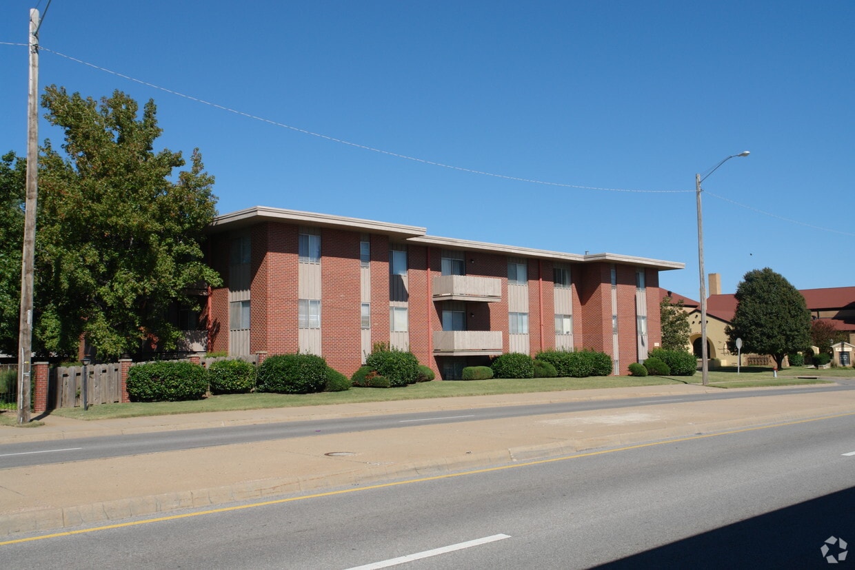 Building Photo - Boulevard Plaza