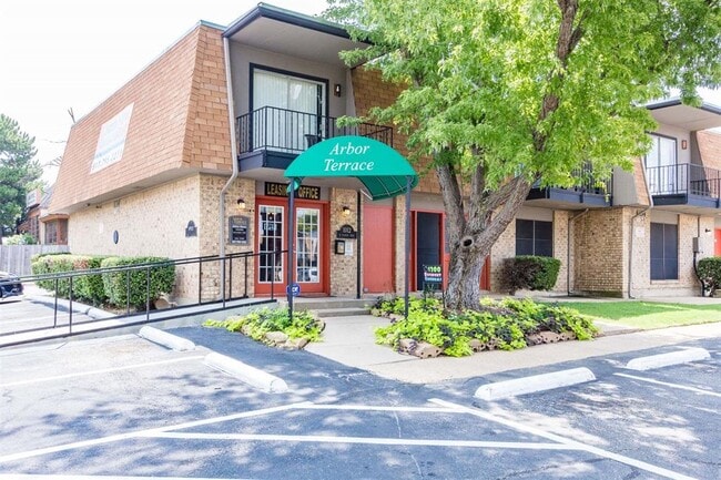 Foto del edificio - 1012 E Pioneer Pkwy